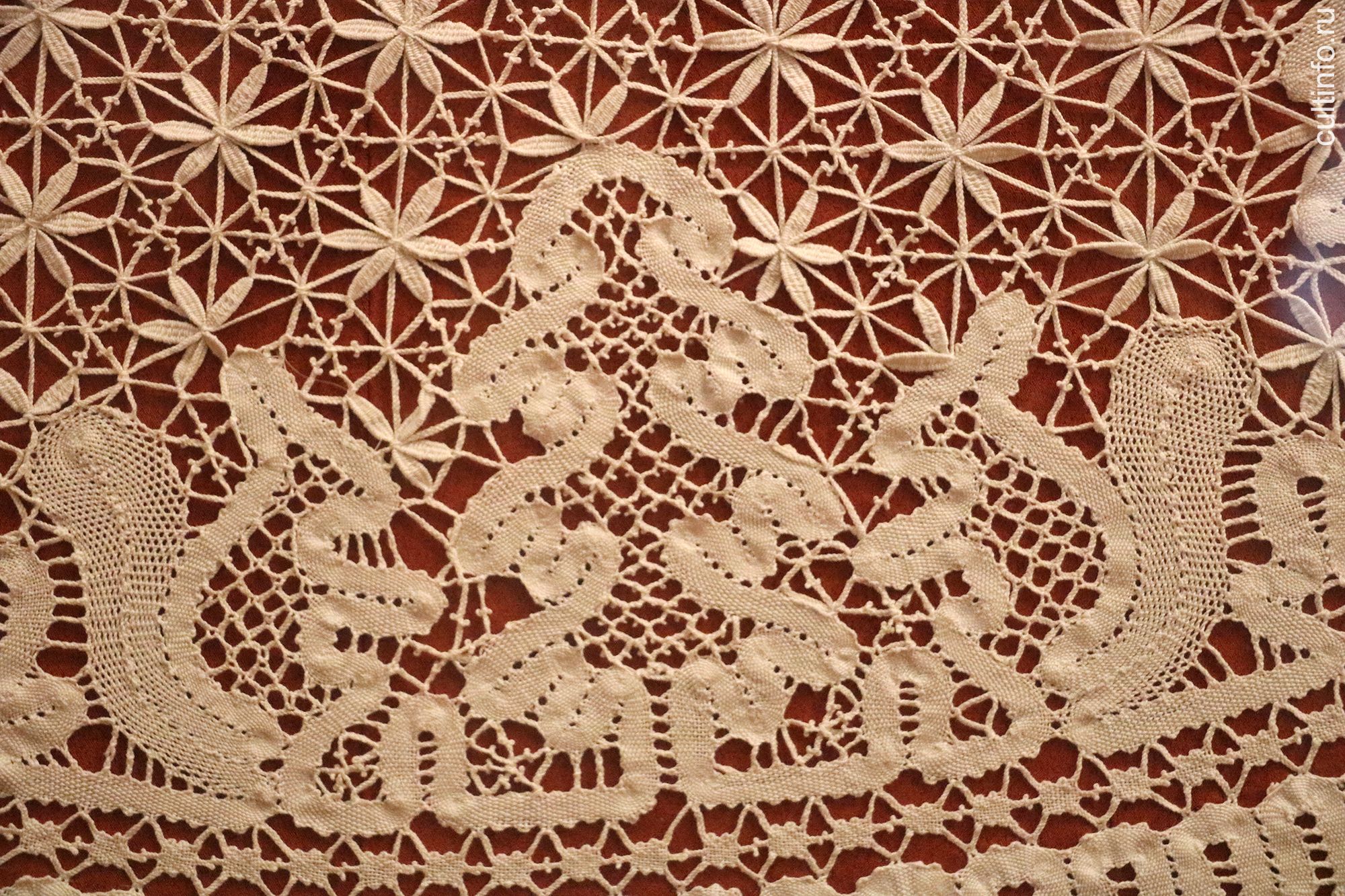 Скатерть «Белочка». Фрагмент